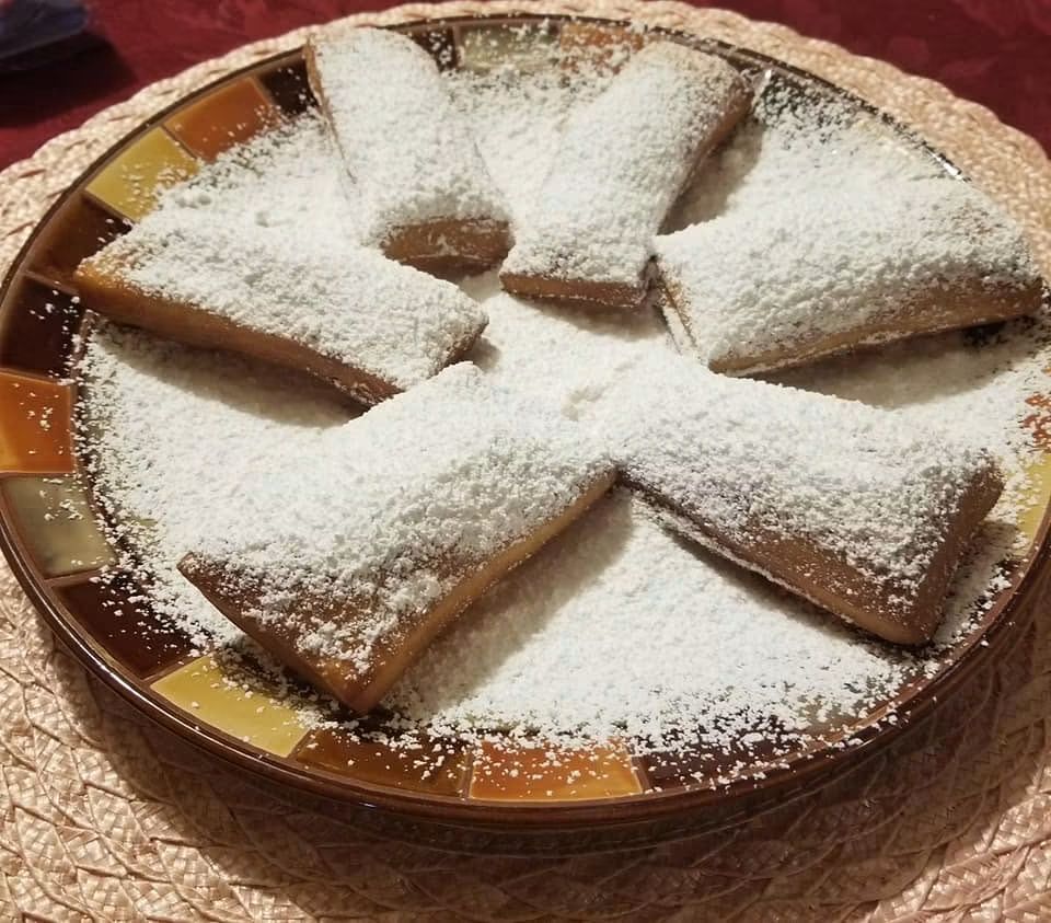 powdered beignets